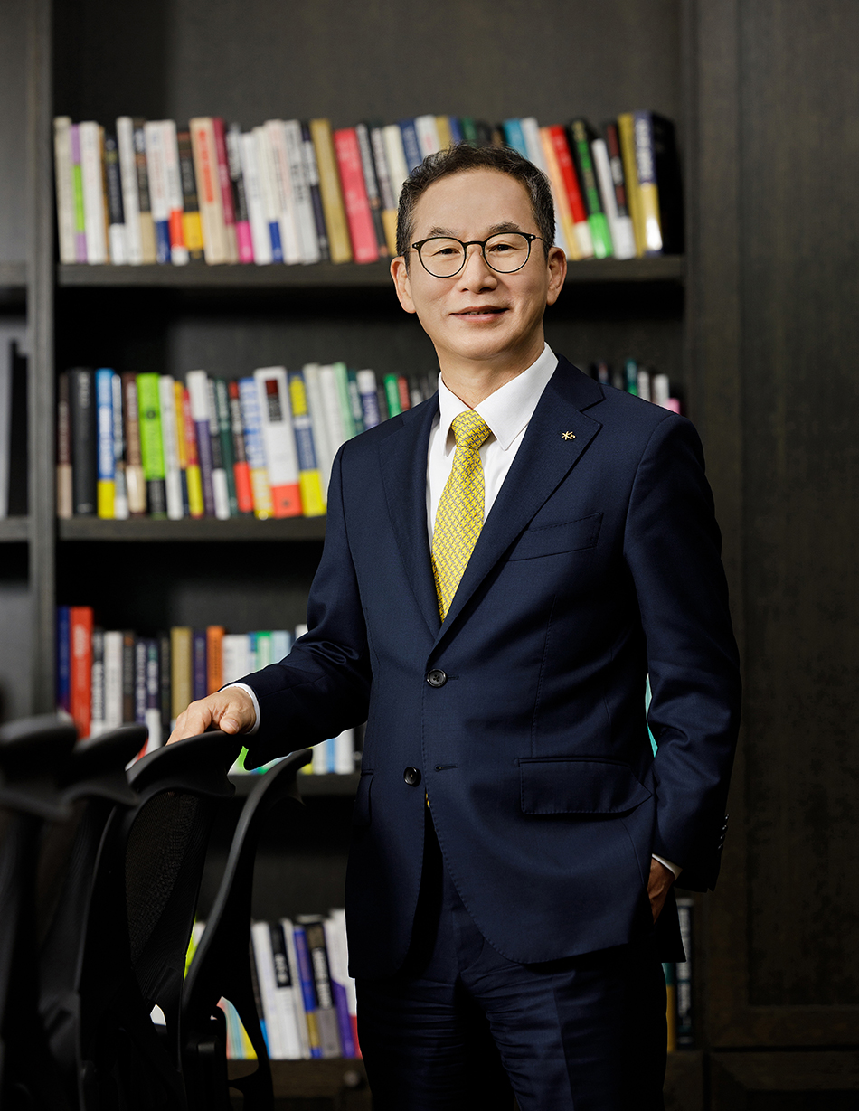 Ini adalah Ketua KB Financial Group Jong Hee Yang.