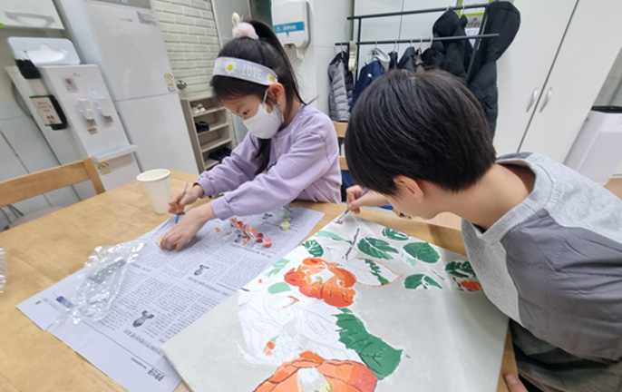 거점형 늘봄센터에서 그림을 그리고 있는 아이들의 사진 입니다